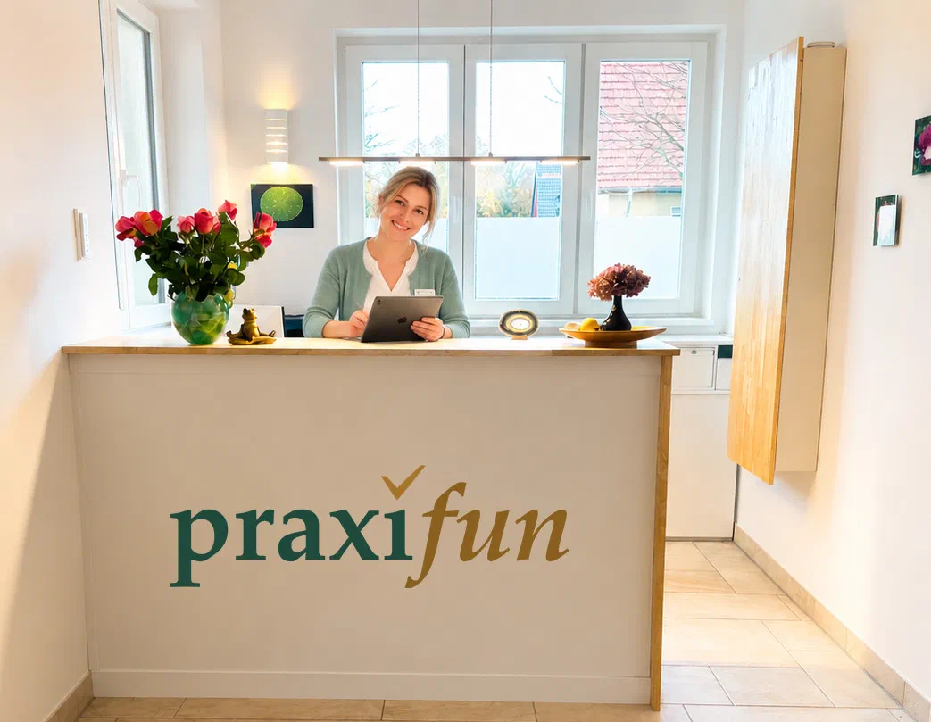Empfang einer Praxis: eine Person am Tresen hält ein Tablet, daneben ein Strauß Rosen und eine Schale mit Obst.